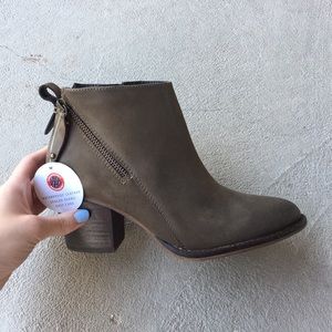 Blondo Nivada bootie